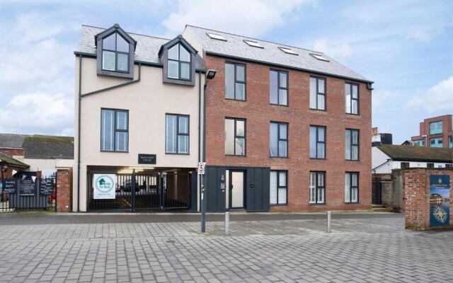 Elliot Oliver -Stylish 2 Bedroom Apartment With Parking In The Docks