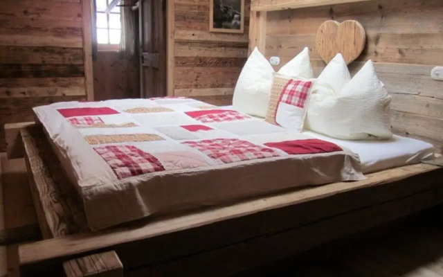 Felsenhutte Modern Retreat