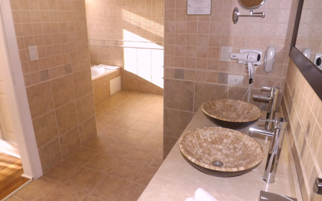 Xelena Hotel & Suites