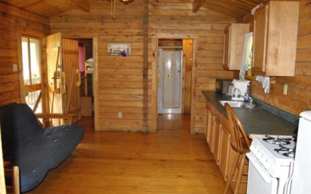 Robin Hill Camping Resort Two-Bedroom Cottage 6