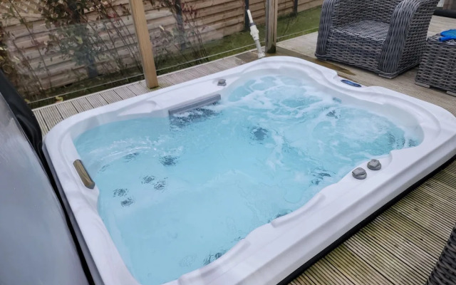 Luxury 2-bed Lodge in Routh, Sleeps 4 With Hot Tub