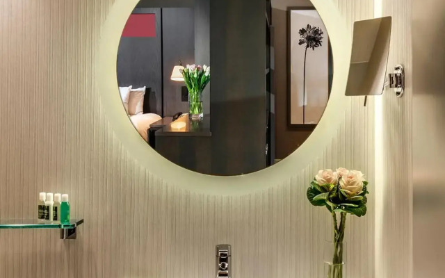 One King West Hotel & Residence