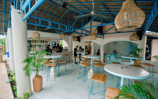 Mad Monkey Panglao