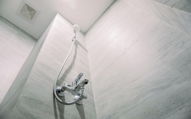Homey And Comfort Living Studio Collins Boulevard Apartment