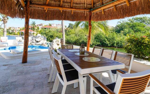 Lagoon & Beach Steps Away 5-bdrm Villa Elegancia
