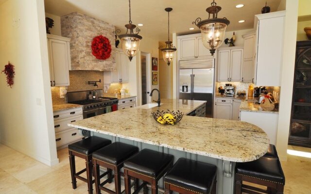 Lake's Edge Tuscan Lodge