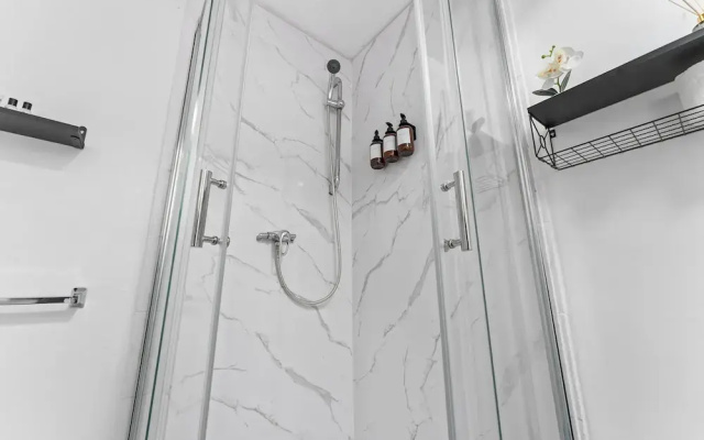 3 Bed Flat - Sleeps 8 - Parking - Wifi
