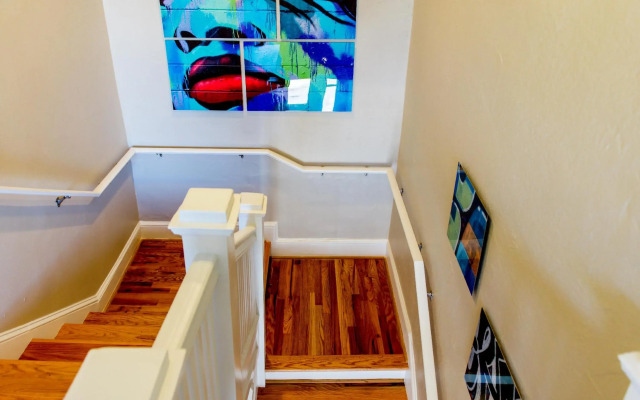 Downton Annie Apartment Three 2BD 1BA Parking