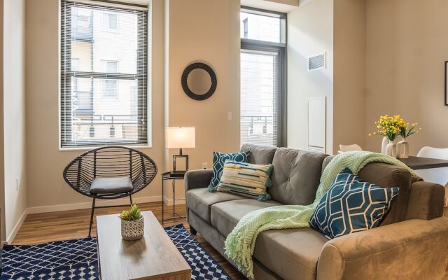 1 BR & 2 BR Apt in Central Business District by Frontdesk