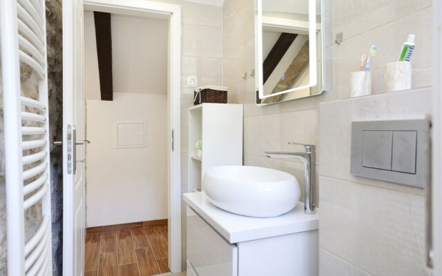 Rustic Stone House Bajeli with Jacuzzi