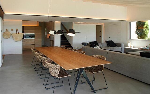 FridaysFlats, Beautiful Villa With Pool