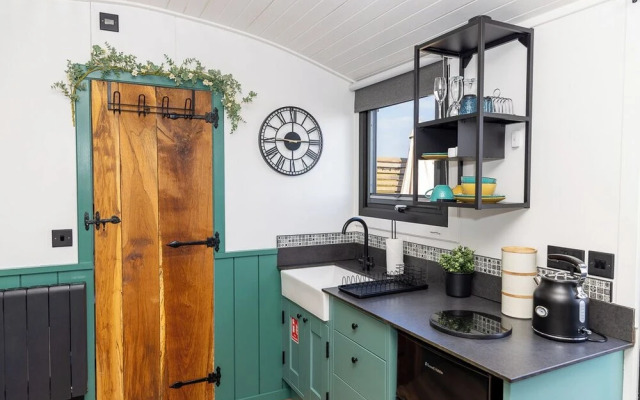 Willows Rest - 1 Bed Shepherd's Hut - Pentlepoir