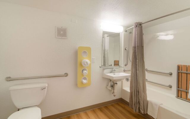 OYO Hotel Mobile, AL I-65 at Airport Blvd