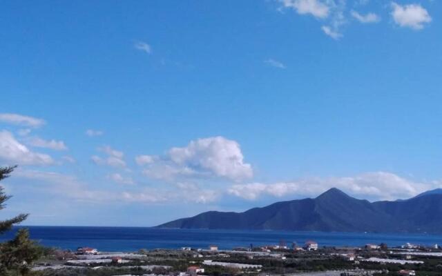 West Red Rock and View Leonidio maisonette studio