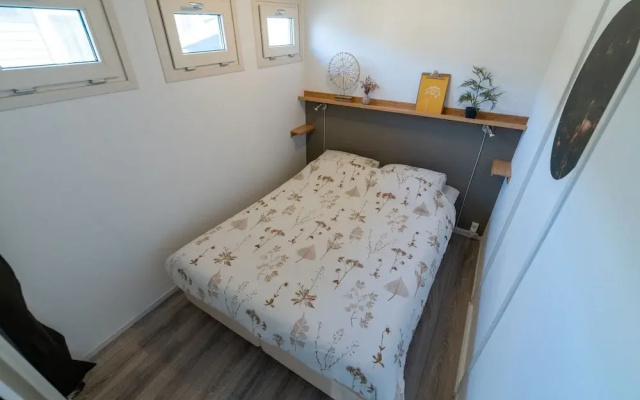 Canal-side Stay, Giethoorn