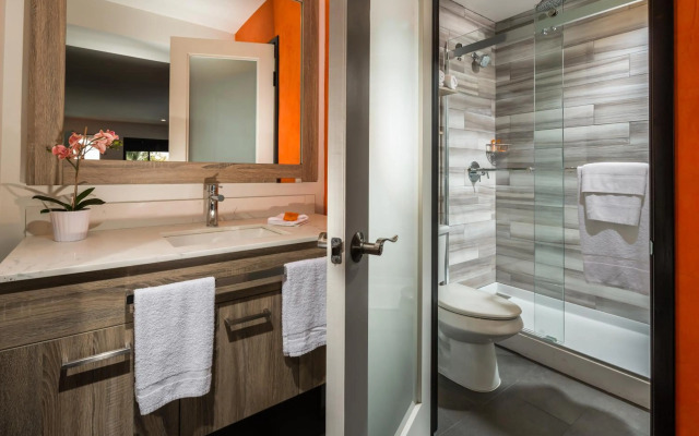 Canoga Hotel at Warner Center