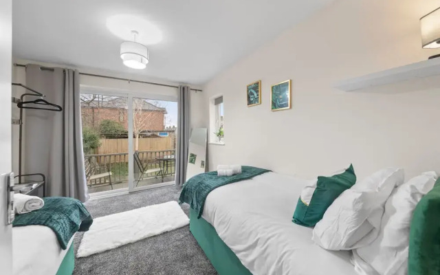 Large 5 Bedroom-free Parking-great Transport Links