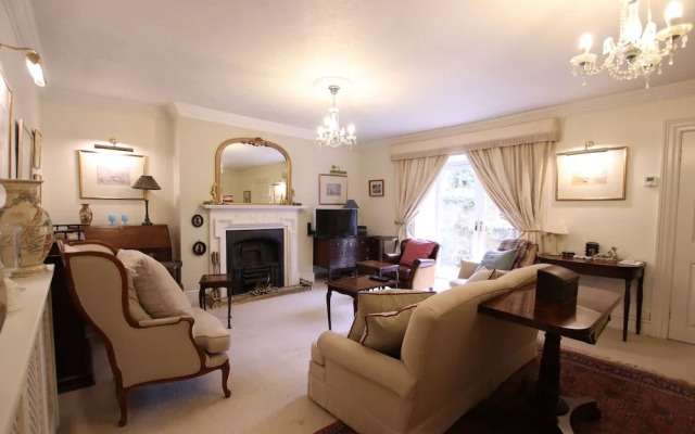 Charming & Spacious Garden Flat Close to the Clifton Triangle