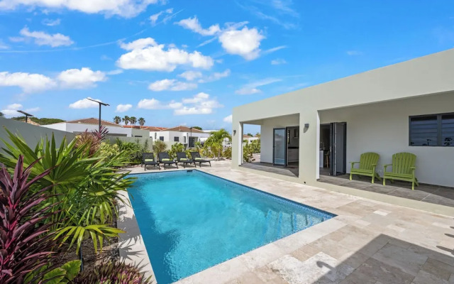 Villa Amber with pool at mambo beach