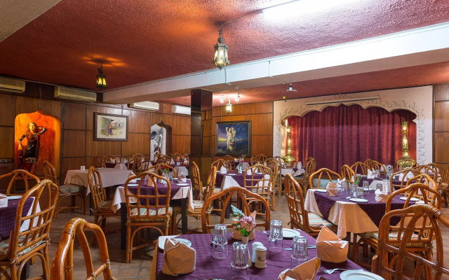 Travellers Beach Hotel & Club