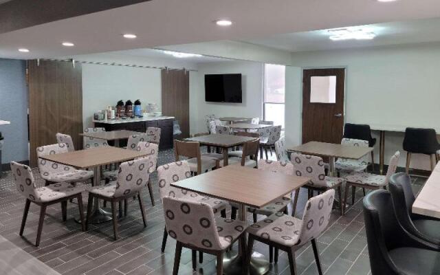 Econo Lodge Inn & Suites Outlet Village