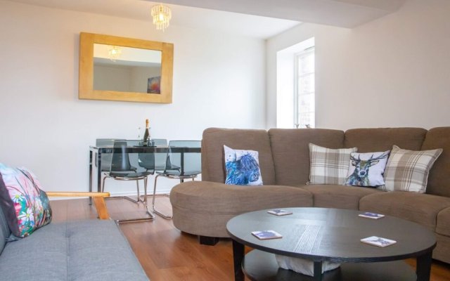 Spacious and Contemporary Flat With Secure Parking