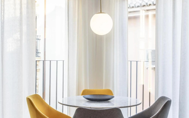 Central stylish and elegant 1 & 2 BR apartment II