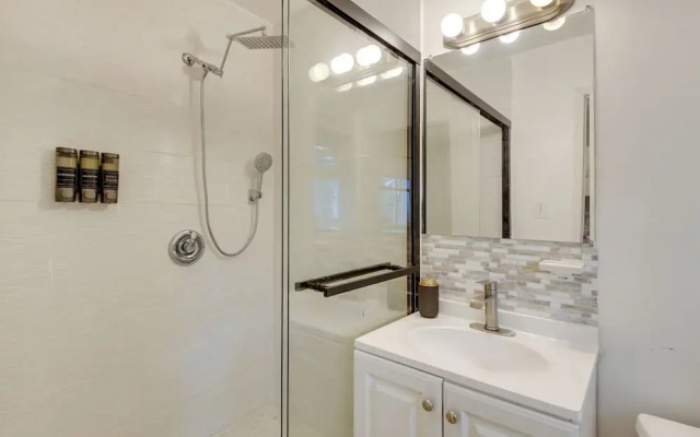 Convenient + Cozy! Apartment in DC Suburbs!