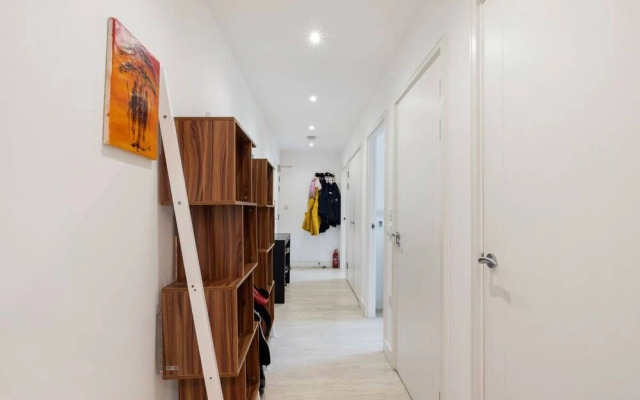 Bright & Spacious 2-bed Apt, With Balcony