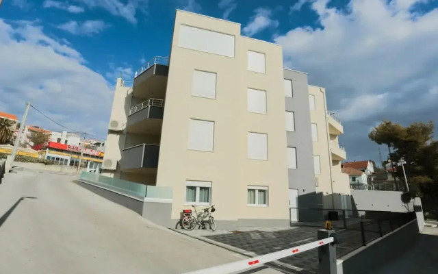 Lovely 4 Star 3-bed Apartment in Podstrana