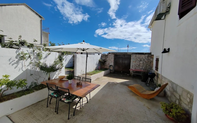 Stunning 2-bed House in Jezera With Sea Views