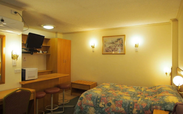 Edgecliff Lodge Motel