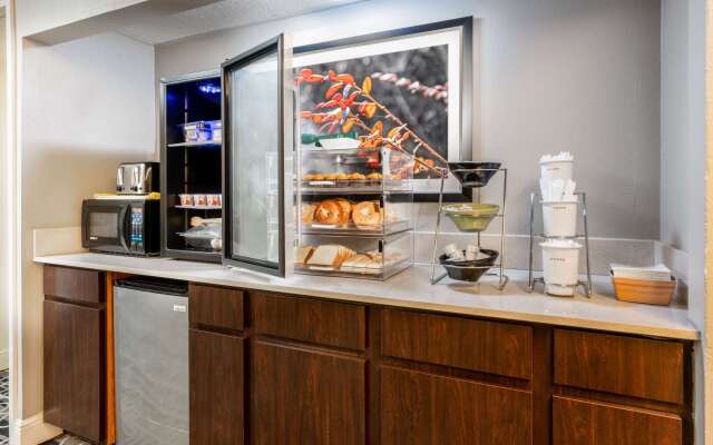 Super 8 by Wyndham The Woodlands North