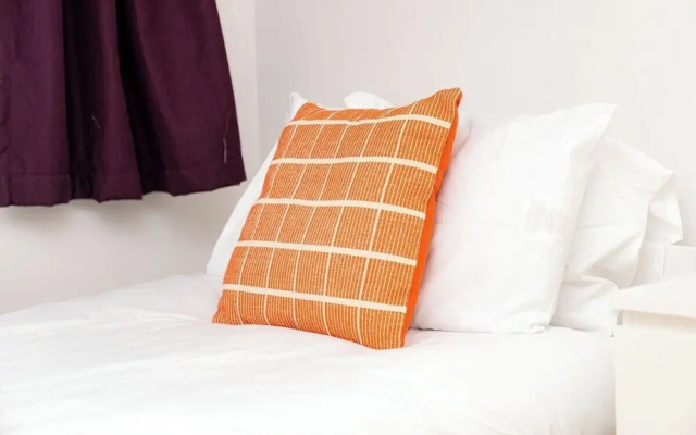 Comfortable 3-bed, 2-bath Basingstoke Stay