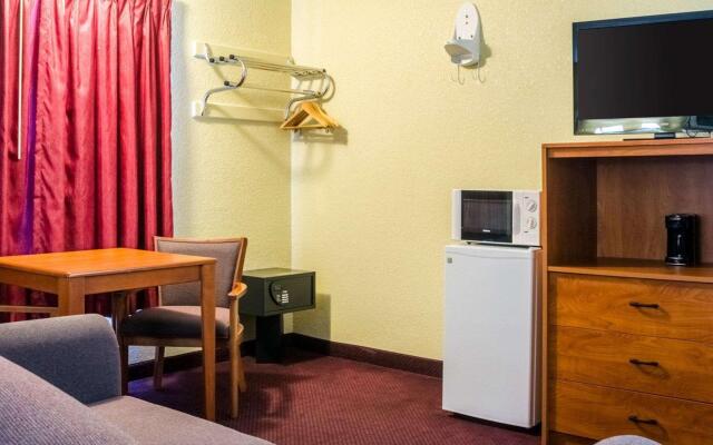 Econo Lodge Interstate 35 Exit 183