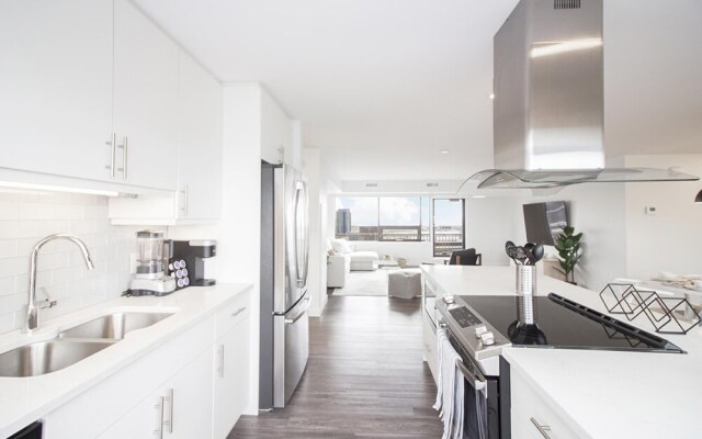 Spectacular 2bedroom and 2bath Penthouse With Parking