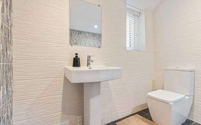 Beautiful 5 Bedroom Home in Coventry 14min to NEC