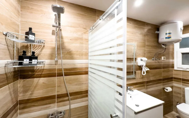 Flattering 2bdr - 5 min to Airport
