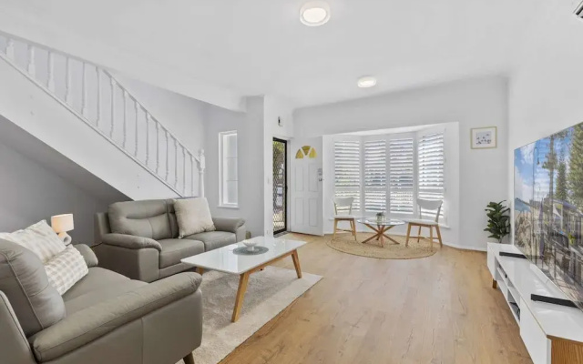 Coastal 3-bed House With BBQ and Private Courtyard