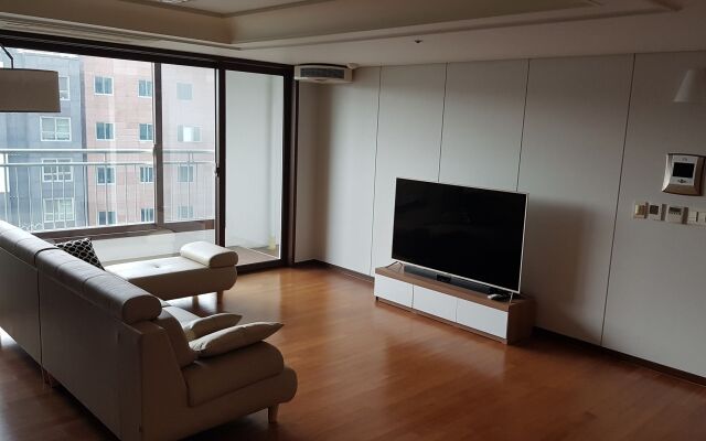 Gangnam Stn Luxury Apt