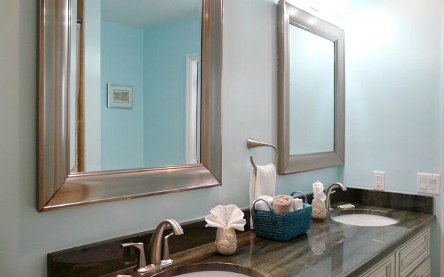 Centrally Located Pet-friendly Home With spa and Pool