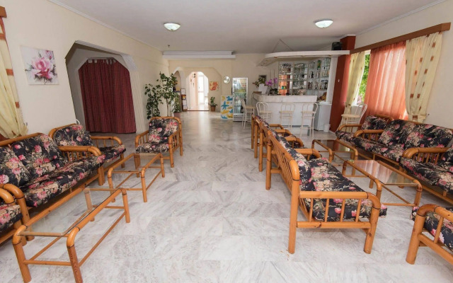 Leonidas Hotel and Studios