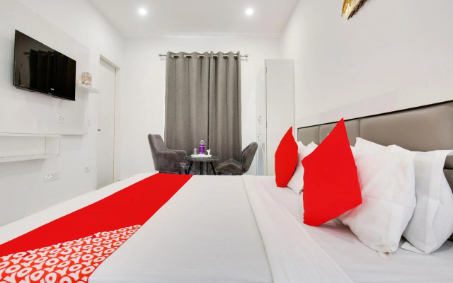 OYO Flagship 80590 Sky White House