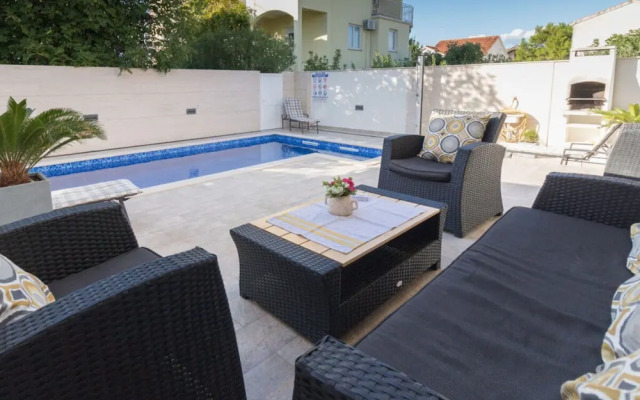 Ema With Pool & Sauna