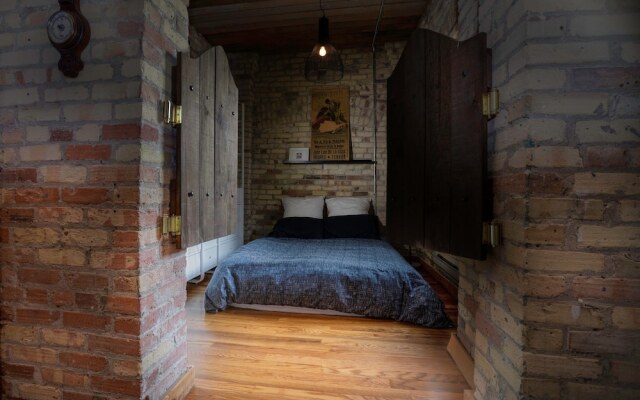 Rustic 1 Bedroom Loft Apartment In Queen Street West