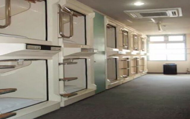 Capsule Hotel Kobe Sannomiya - Caters to men