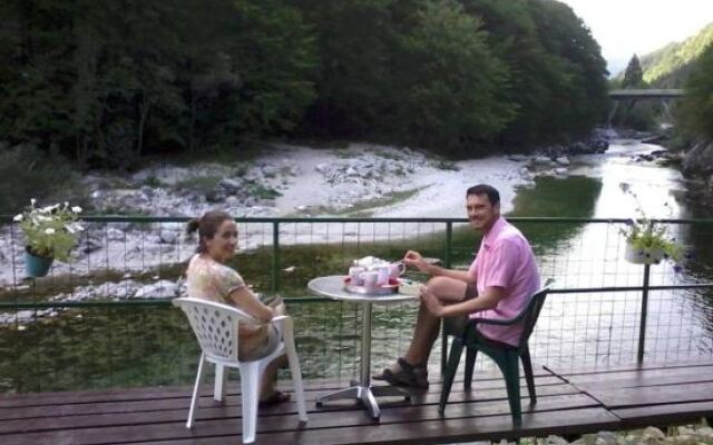 Reka Hisa river side lodge