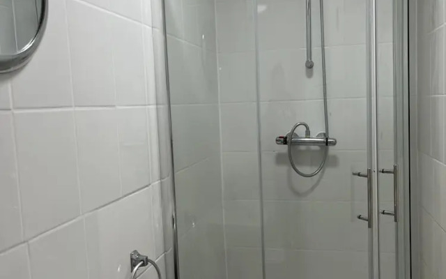 New Spacious 4 Bed Apartment in Kew Bridge