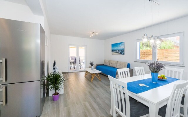 Charming Villa in Jasenice With Pool