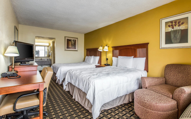 Econo Lodge Byron near Historic District - Warner Robins